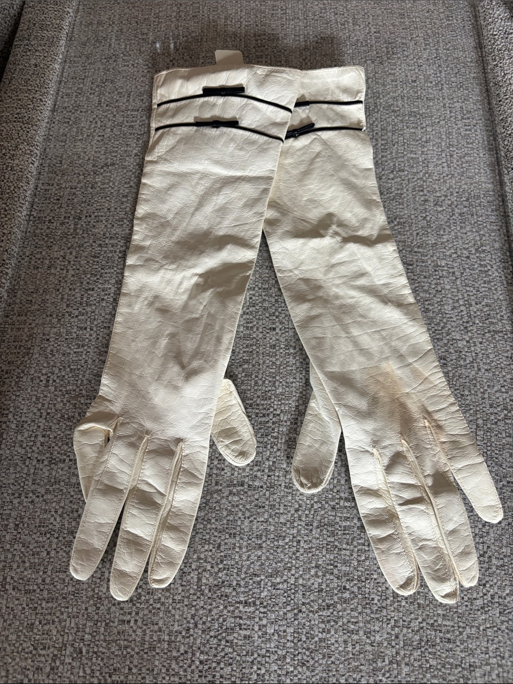 Womenโs Vintage Opera Length Cream Leather Dress Gloves. Black Bow Detailing